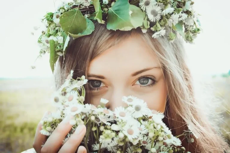 Portrait de mariée avec couronne de fleurs, photographe de mariage Côte d’Azur