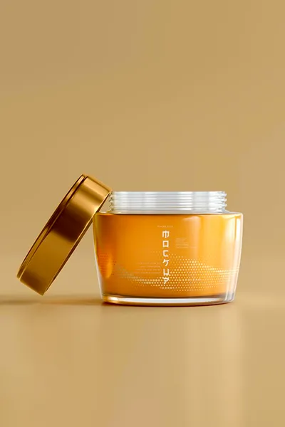 Crème visage luxe en pot doré, soin beauté premium photographié en packshot sur fond beige.