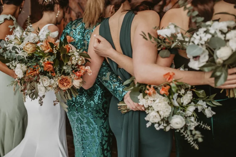 Demoiselles d’honneur avec bouquets lors d’un mariage, photographe de mariage Côte d’Azur