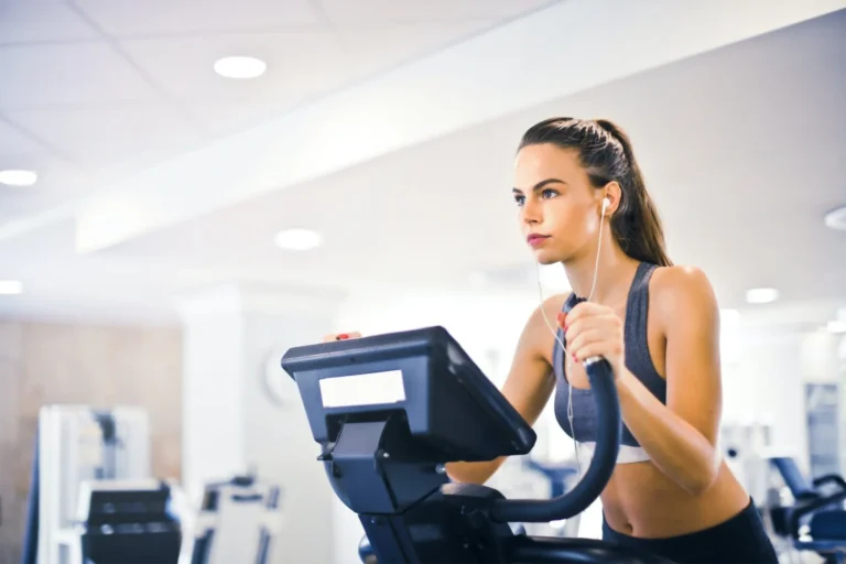 Mannequin en salle de sport sur vélo cardio, écouteurs, entraînement fitness pour garder la forme