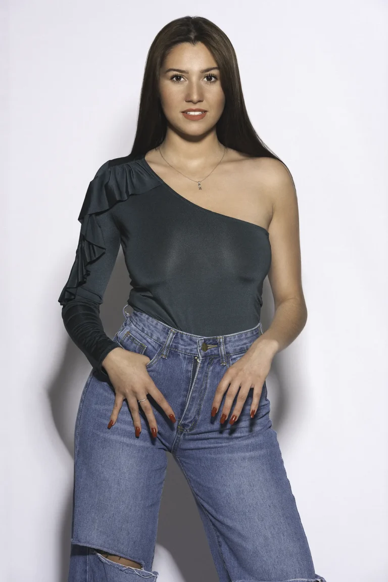 Shooting mode et glamour en studio à Nice et Villeneuve-Loubet, portrait féminin élégant