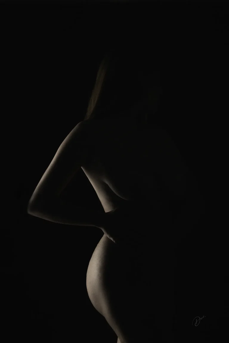 Silhouette de nu artistique femme en clair-obscur, lumière sculptant le corps, photographe nu artistique Villeneuve Loubet