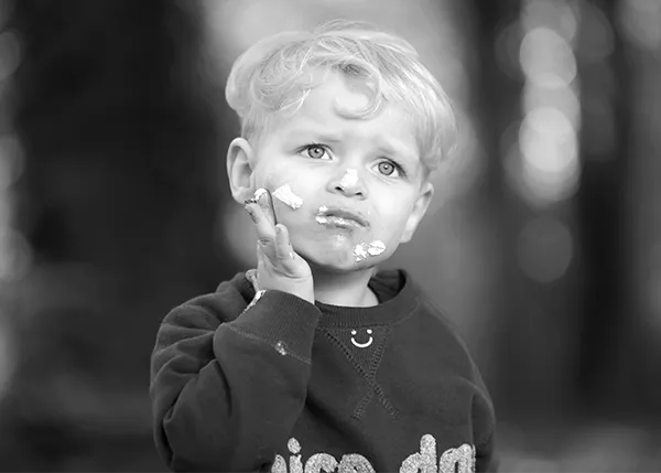 Portrait enfant en noir et blanc – shooting photo famille Villeneuve Loubet, Côte d’Azur, Alpes-Maritimes