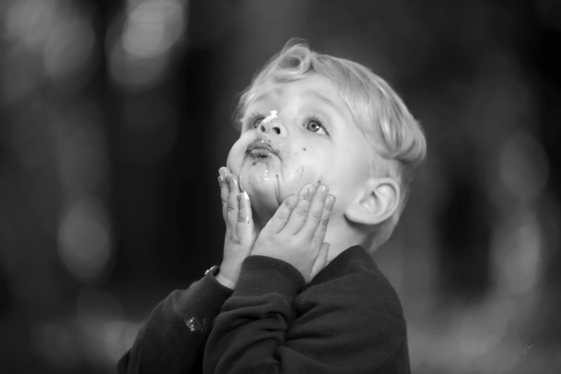 Portrait en noir et blanc d’un enfant expressif lors d’un shooting enfant Côte d’Azur en extérieur.