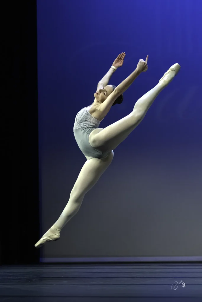 Danseuse classique en plein saut sur scène, photographie de danse artistique à Cannes par photographe professionnel