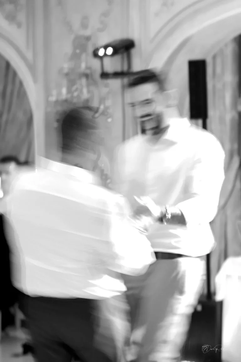 Invités dansant lors d’une soirée de mariage en noir et blanc, reportage photo mariage Côte d’Azur