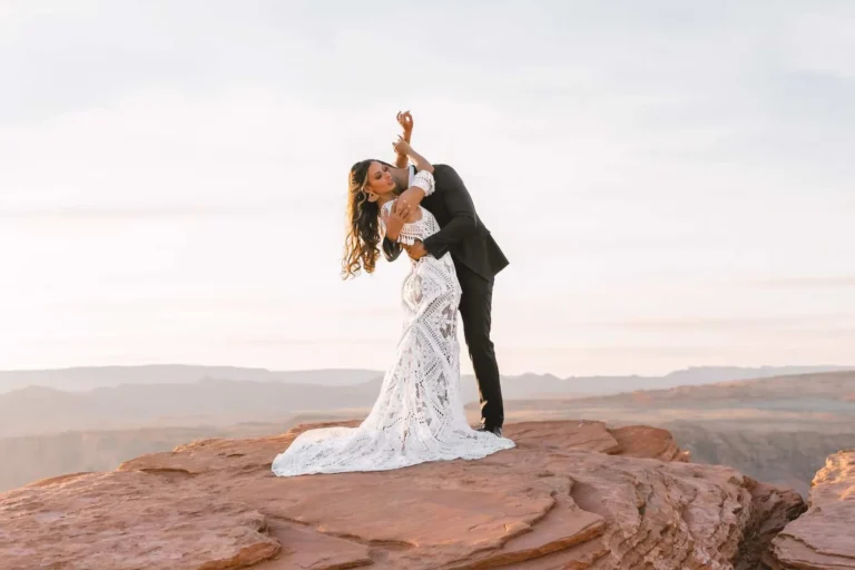 Couple de mariés dansant sur un rocher au coucher du soleil, reportage photo mariage Côte d’Azur