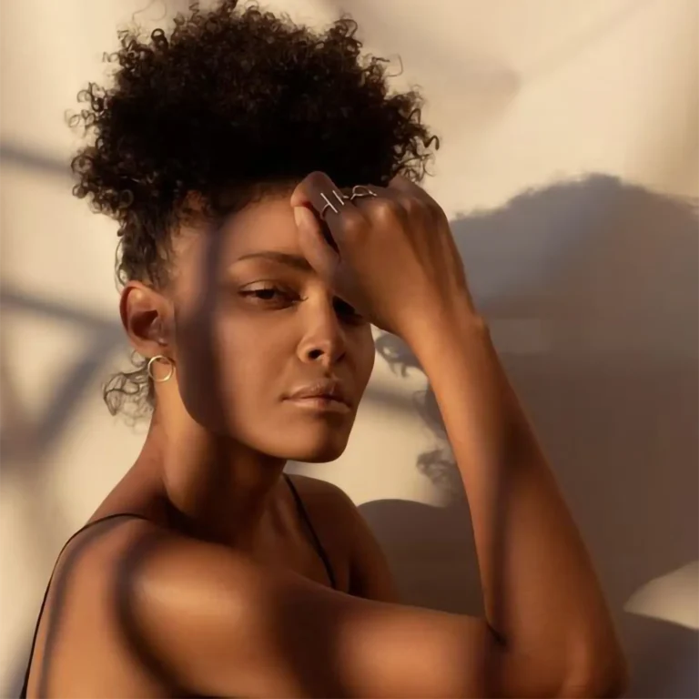 Portrait naturel de mannequin réalisé pour un book photo professionnel en studio