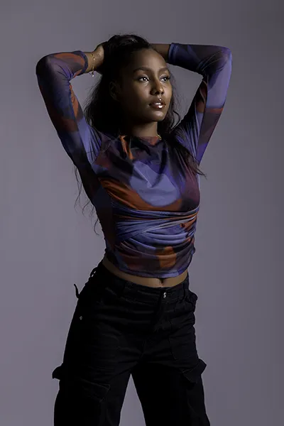 Portrait mode en studio d’un mannequin femme, pose élégante, tenue moderne, photographie fashion professionnelle.