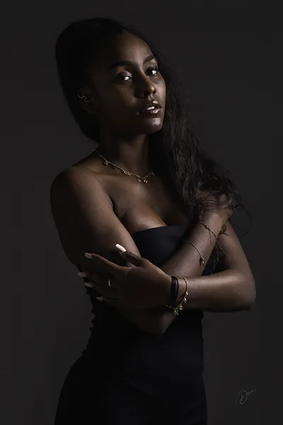 Portrait studio artistique d’un modèle en lumière douce, photo mode élégante pour book professionnel.