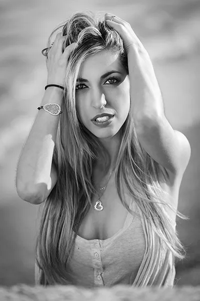 Portrait glamour féminin en lumière naturelle sur la plage, photographe professionnel David Polet à Nice Côte d’Azur.