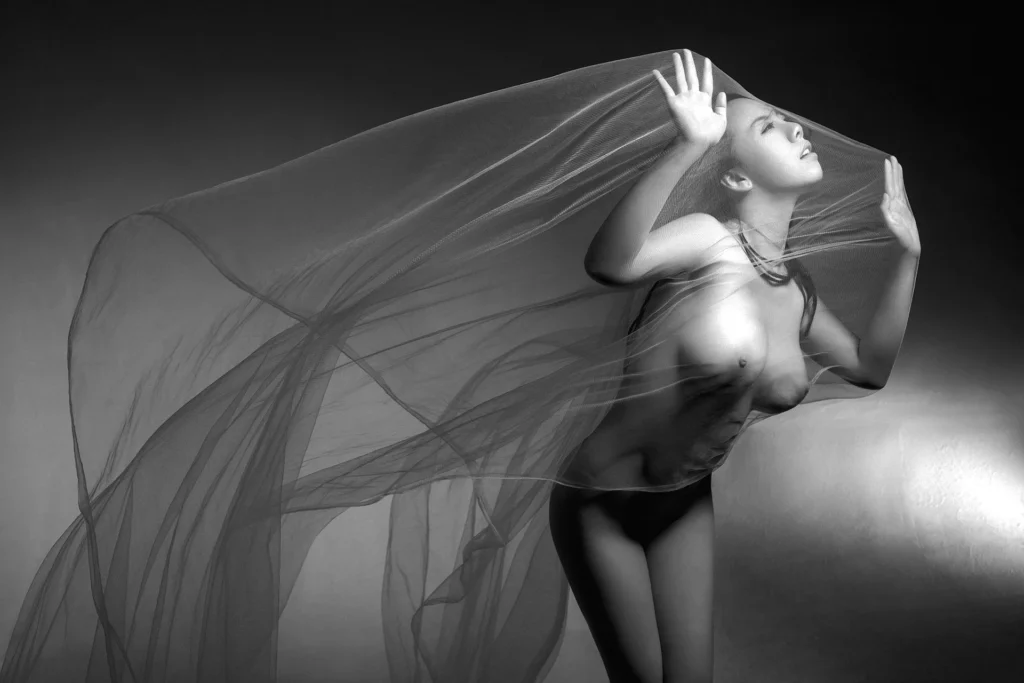 shooting photo nu artistique à Nice en noir et blanc, lumière sculptée