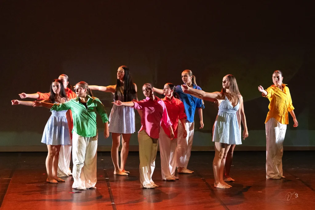 Gala de danse 2025 Master Class Danse Villeneuve-Loubet groupe danseuses chorégraphie moderne