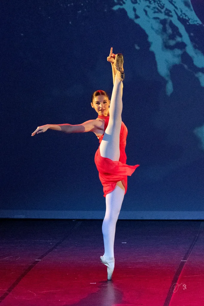 Lucille POLET en extension – tableau Les Rubis – Gala de danse 2025 Villeneuve-Loubet