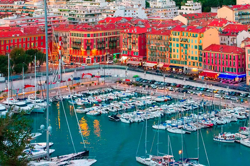 Vue du port Riquier à Nice, décor coloré pour un book photo mannequin ou modèle