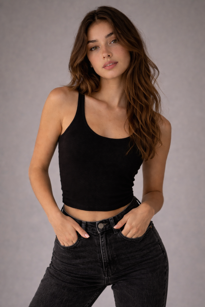 pose mannequin photo face caméra pour book mannequin lors d’un shooting mannequin en studio