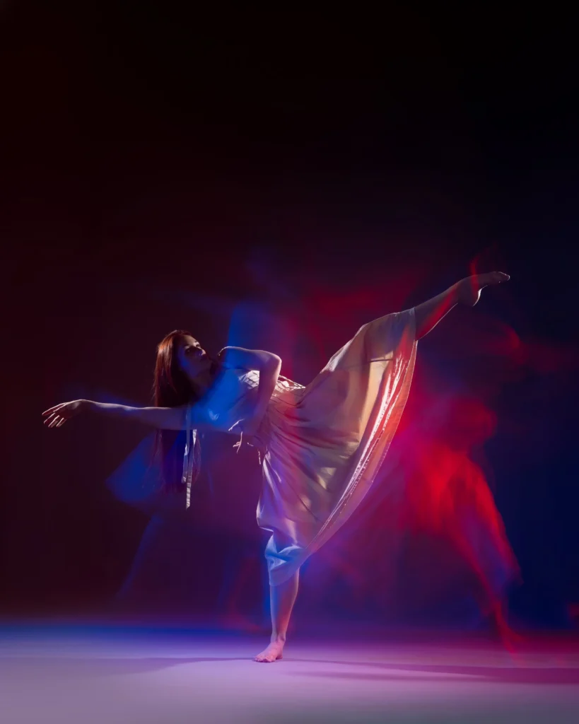 séance photo danse artistique en studio avec effets lumineux rouge et bleu