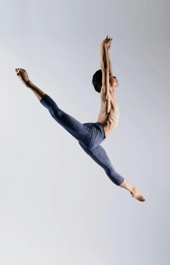 shooting danse en studio avec danseur en saut sur fond blanc