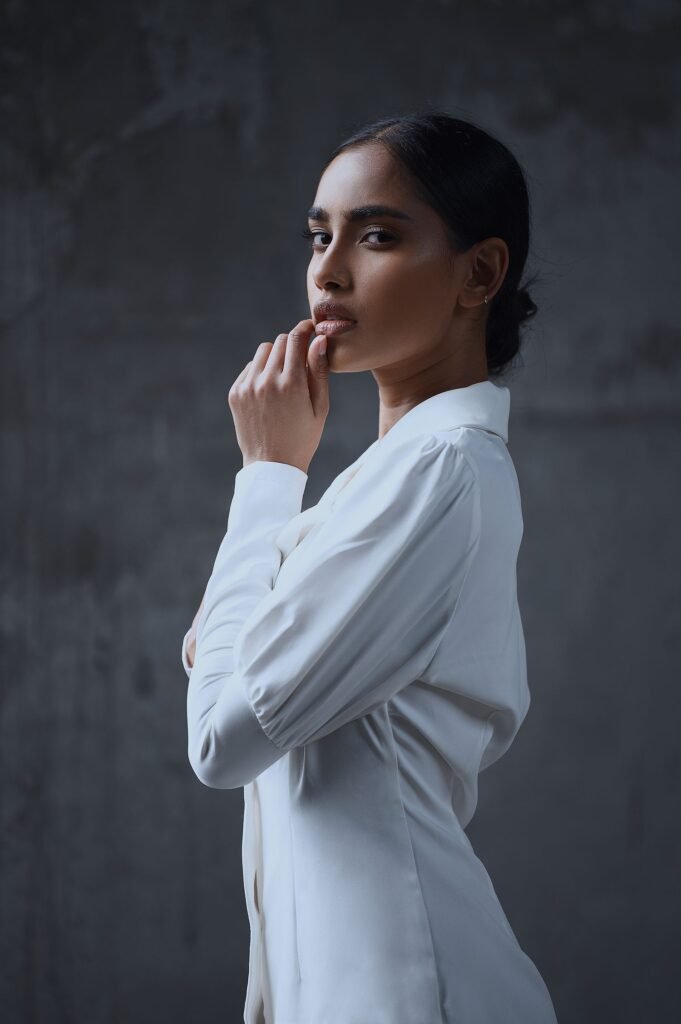 Book photo mannequin prix : portrait studio femme élégant en lumière douce pour book photo modèle professionnel