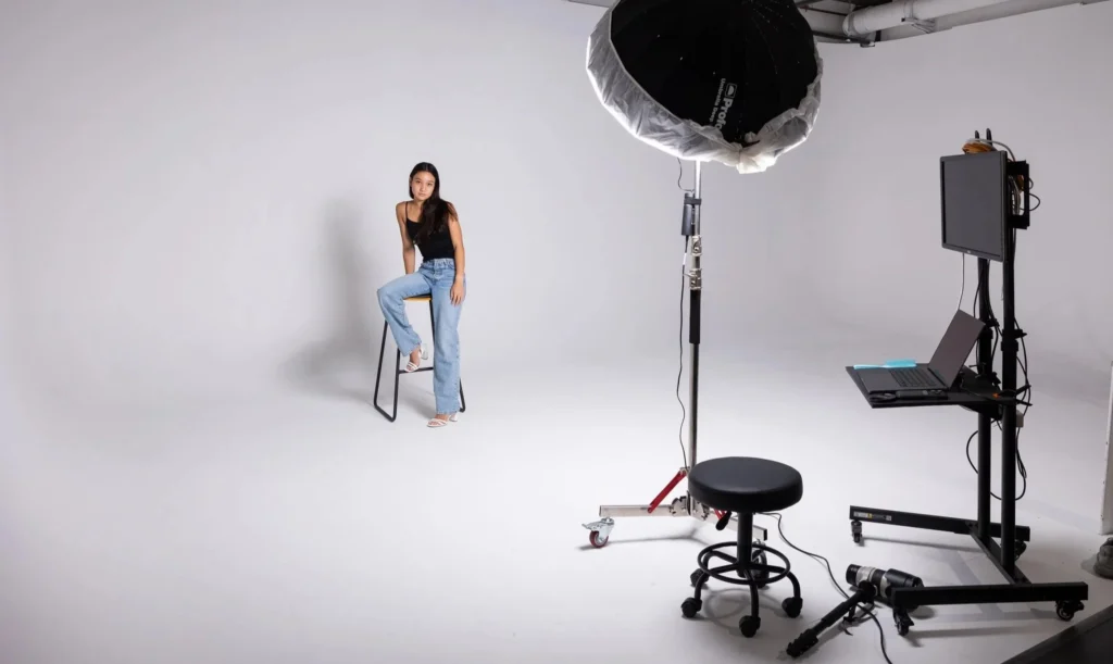 Book photo mannequin prix : shooting en studio avec matériel professionnel et fond blanc pour book photo modèle