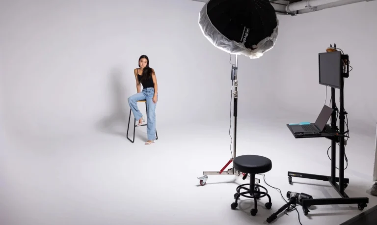 Book photo mannequin prix : shooting en studio avec matériel professionnel et fond blanc pour book photo modèle