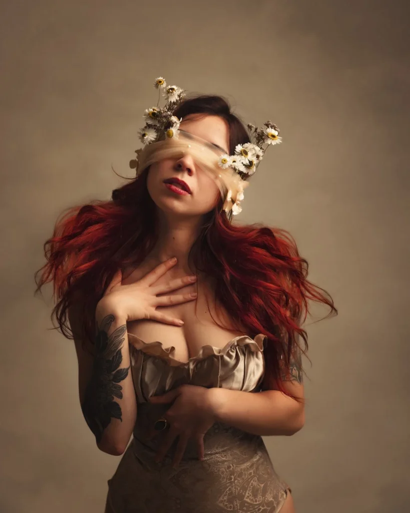 Photo boudoir artistique à Nice avec modèle en lingerie et mise en scène créative en studio