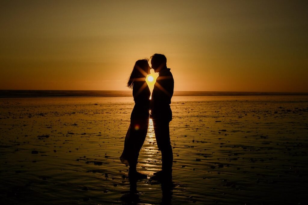 Couple en silhouette au coucher de soleil réalisé par un photographe à Villeneuve-Loubet