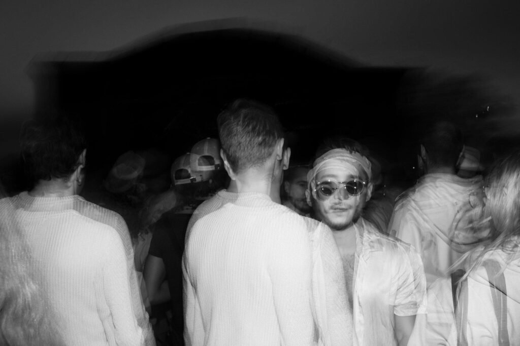 Photographe à Villeneuve-Loubet capturant une ambiance de soirée avec effet de mouvement et lumière artistique