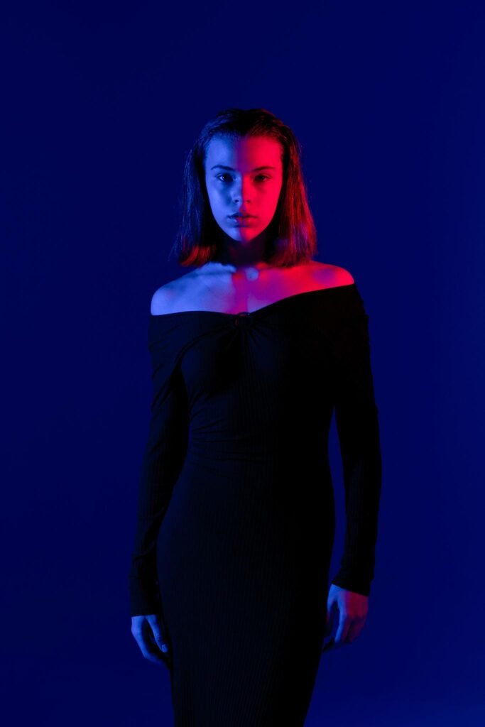 portrait studio villeneuve-loubet eclairage artistique bleu rouge