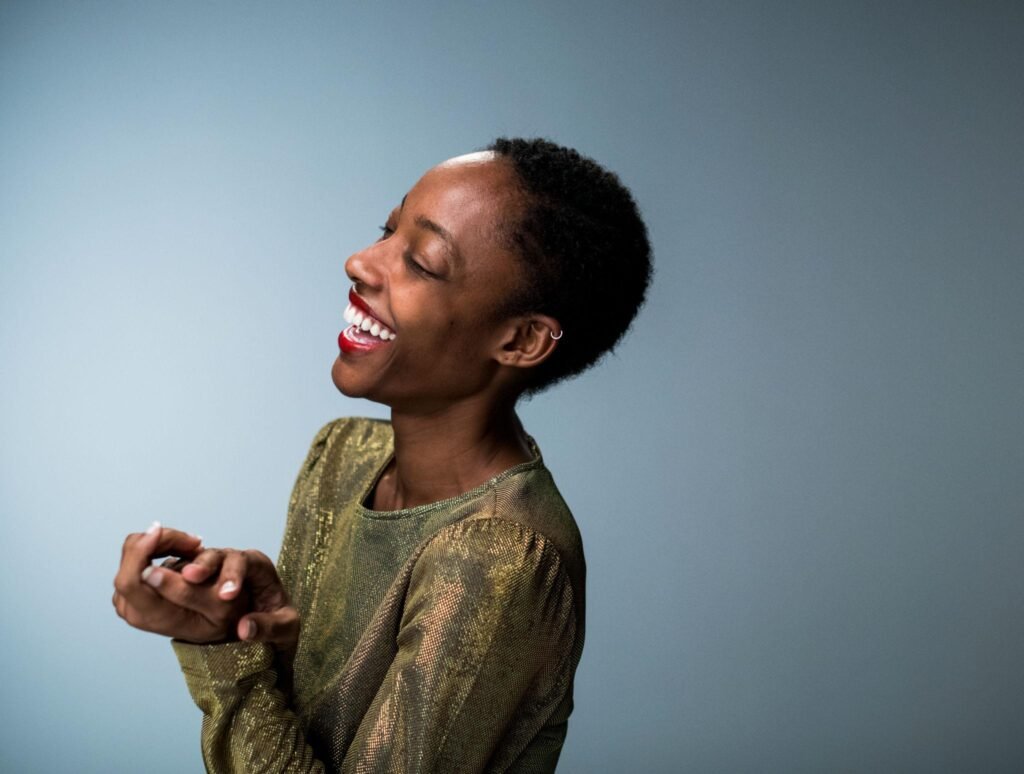 portrait studio villeneuve-loubet femme souriante fond neutre