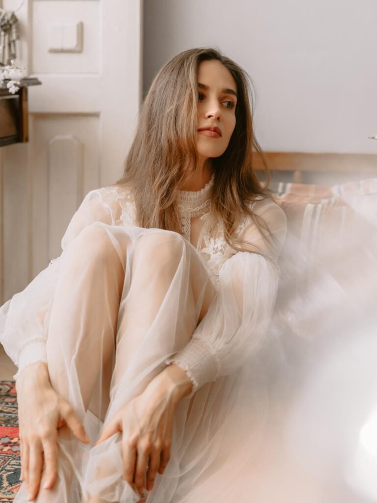 shooting boudoir femme en lumière naturelle avec ambiance intime et douce