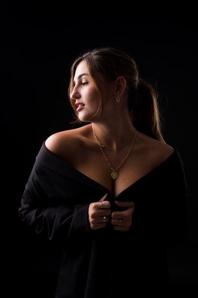 Portrait femme en shooting boudoir à Nice avec éclairage clair obscur en studio