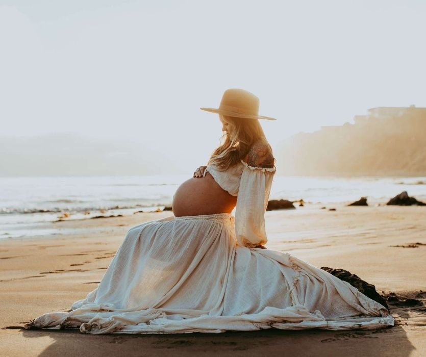 shooting grossesse nice plage coucher soleil femme enceinte robe fluide
