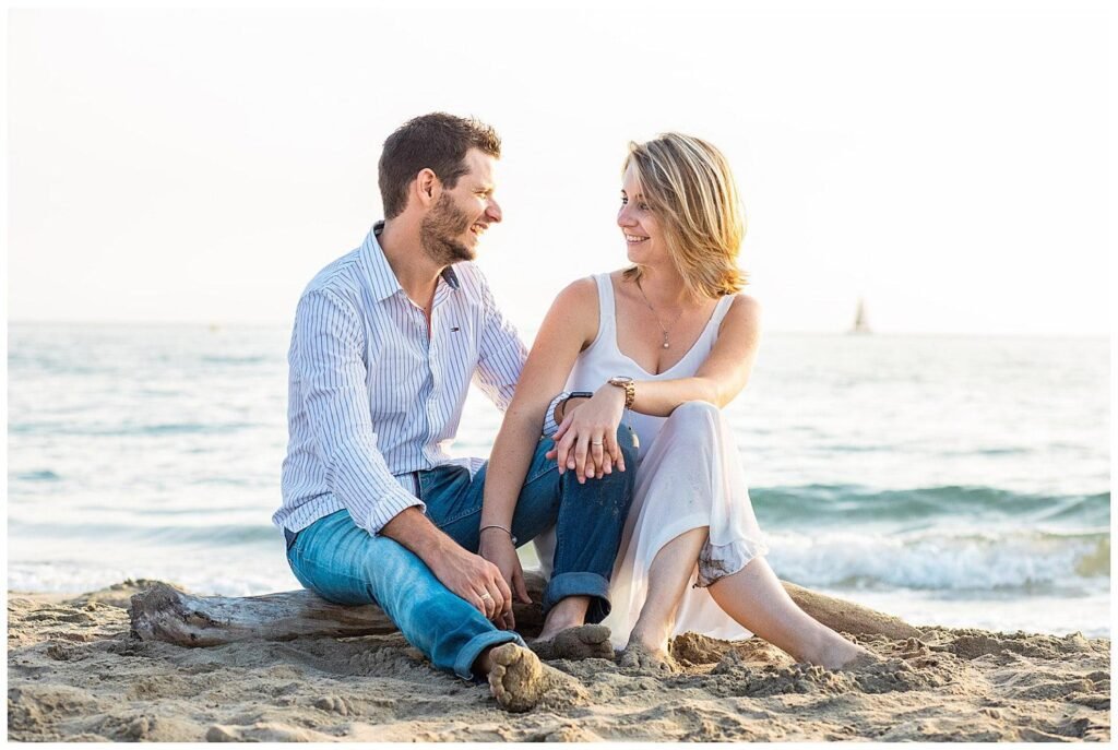 couple lors d’un shooting photo à Nice sur la plage au coucher du soleil