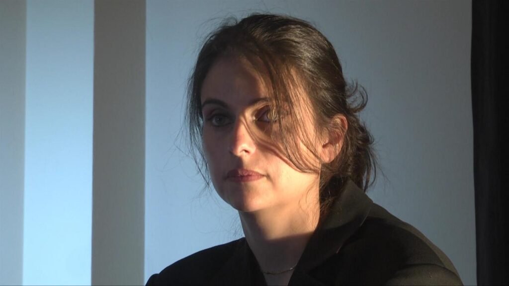 portrait femme en lumière contrastée lors d’un shooting photo à Nice avec éclairage professionnel