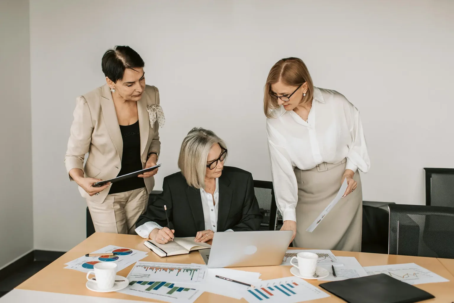 Communication visuelle professionnelle pour une équipe en réunion d’entreprise