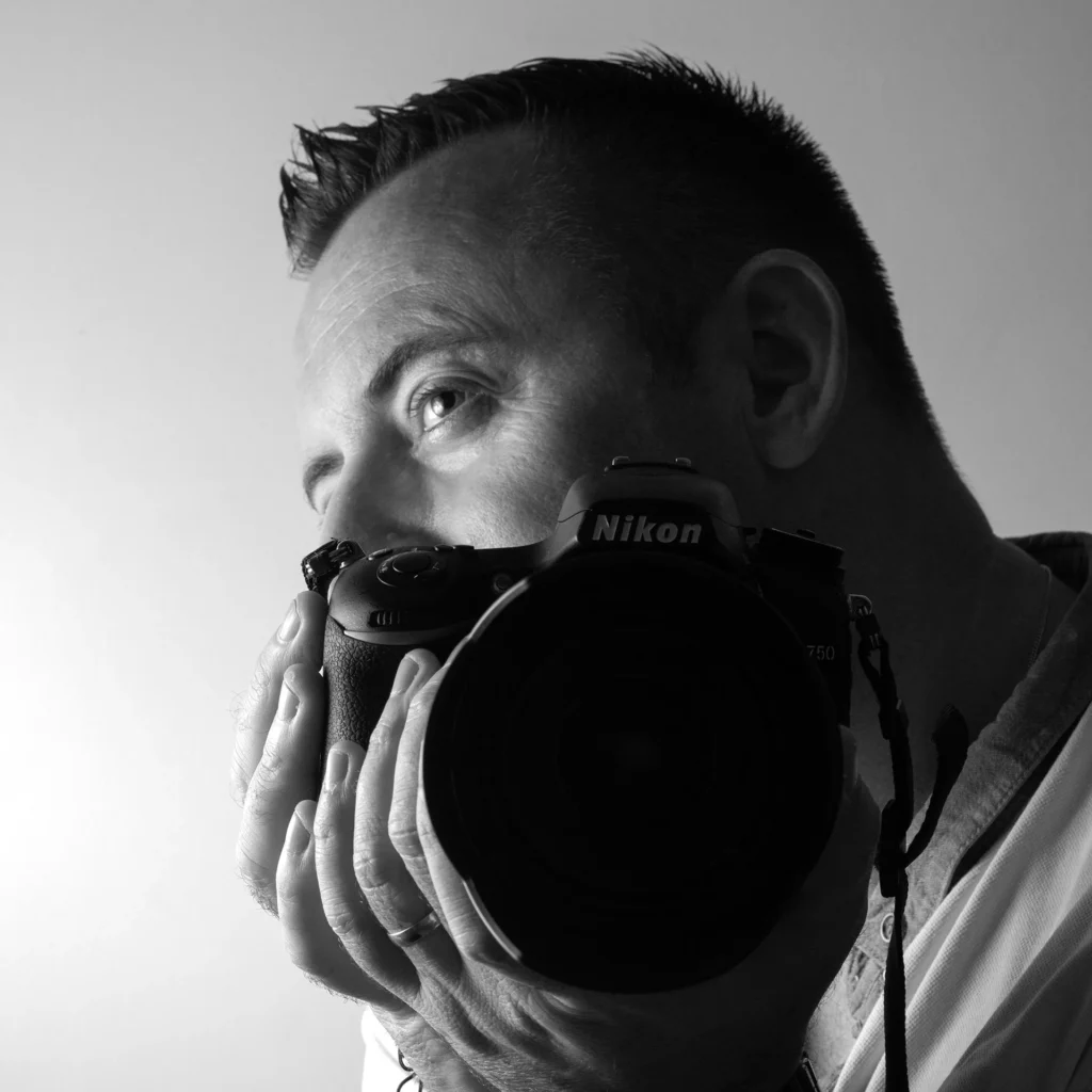 David Polet, photographe à Nice et Villeneuve-Loubet, tenant son appareil photo