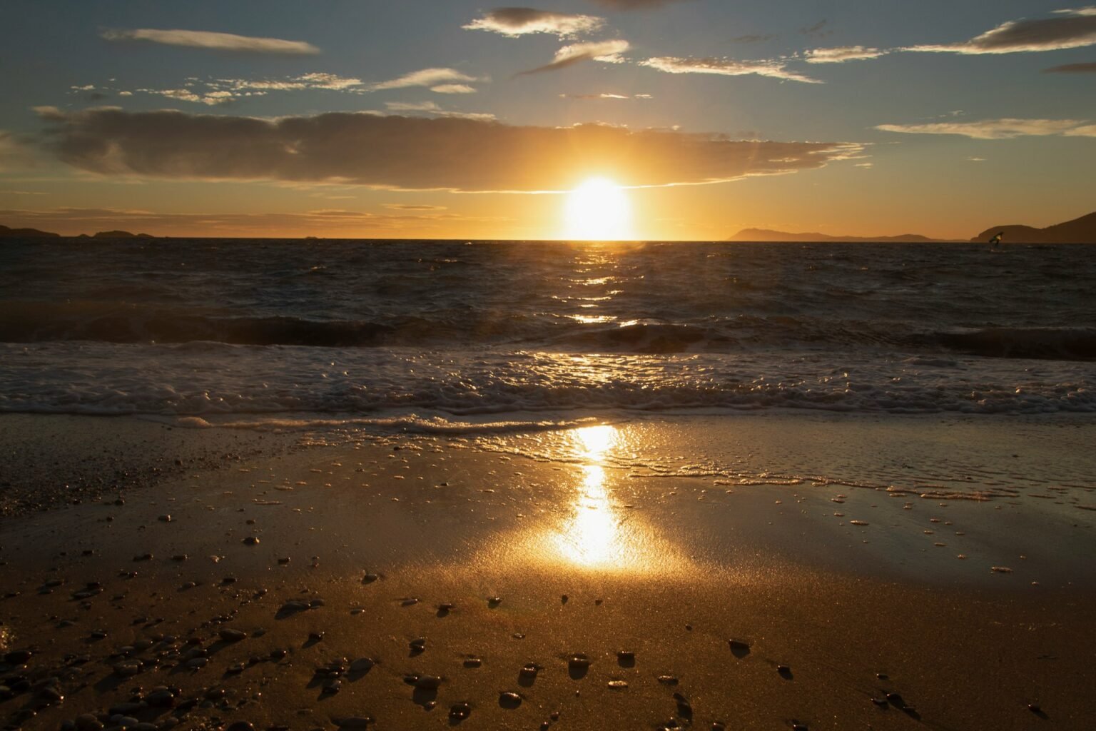 Golden hour au bord de mer pour un shooting photo naturel sur la Côte d’Azur