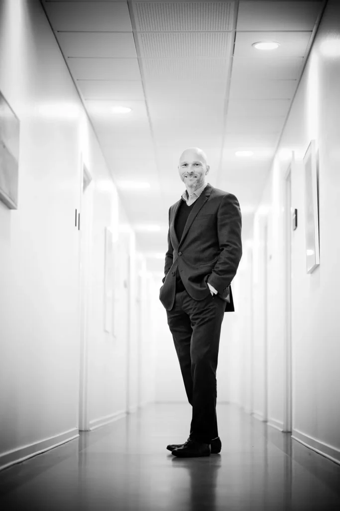 Portrait corporate professionnel à Nice en environnement d’entreprise