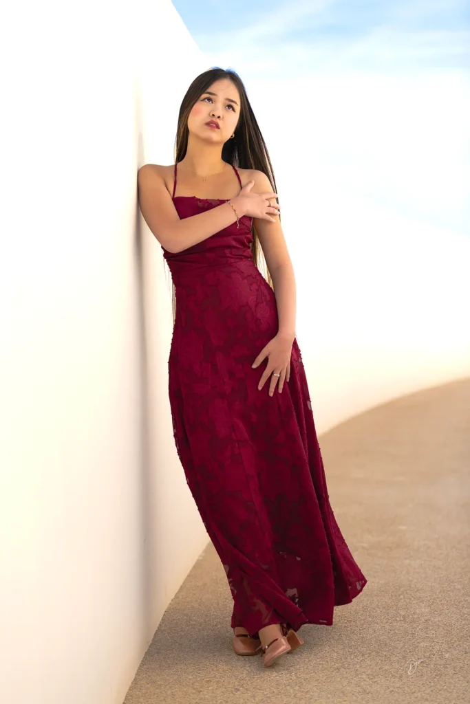 Portrait en extérieur avec robe bordeaux par un photographe à Nice et Villeneuve-Loubet