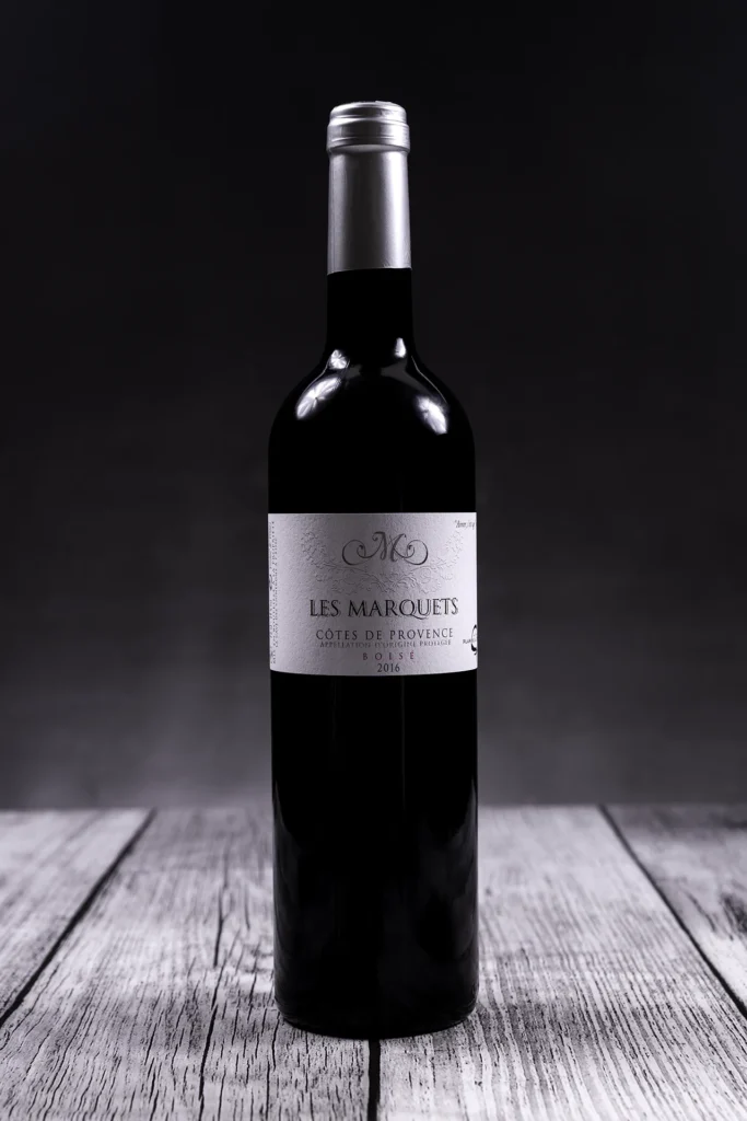 Photo produit en studio d’une bouteille de vin par un photographe à Nice
