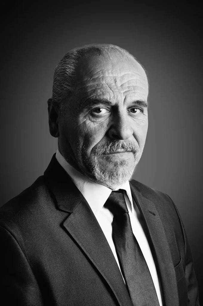 Portrait corporate Nice d’un dirigeant en costume sur fond studio
