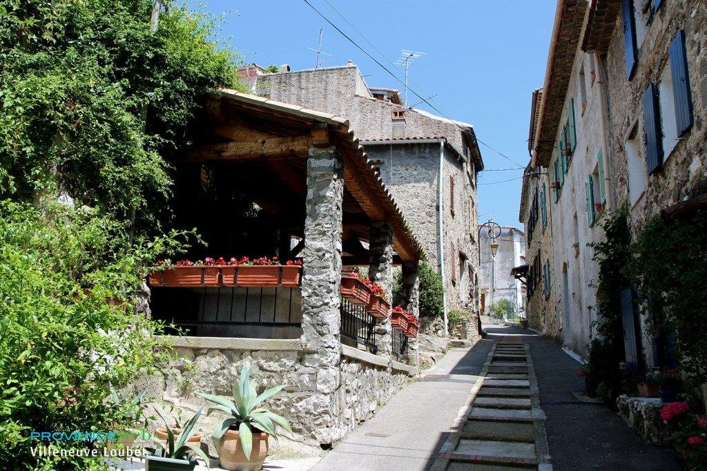 Portrait en extérieur à Villeneuve-Loubet dans une ruelle du vieux village