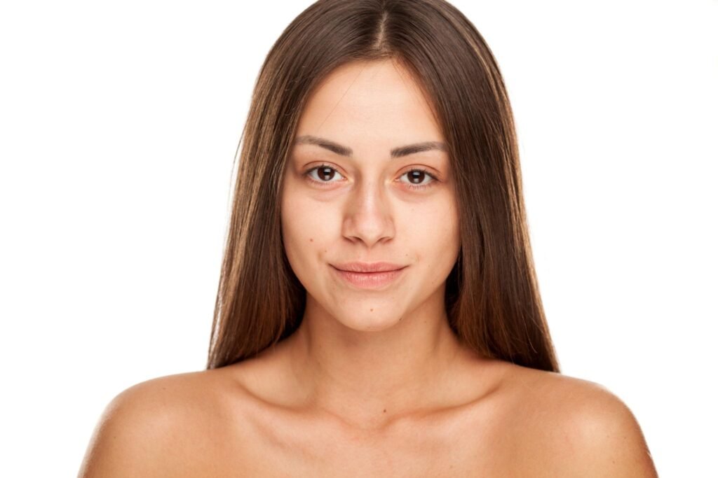 Portrait féminin naturel sur fond blanc pour polas mannequin à Nice