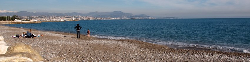 Shooting photo en extérieur à Villeneuve-Loubet avec vue sur la Baie des Anges