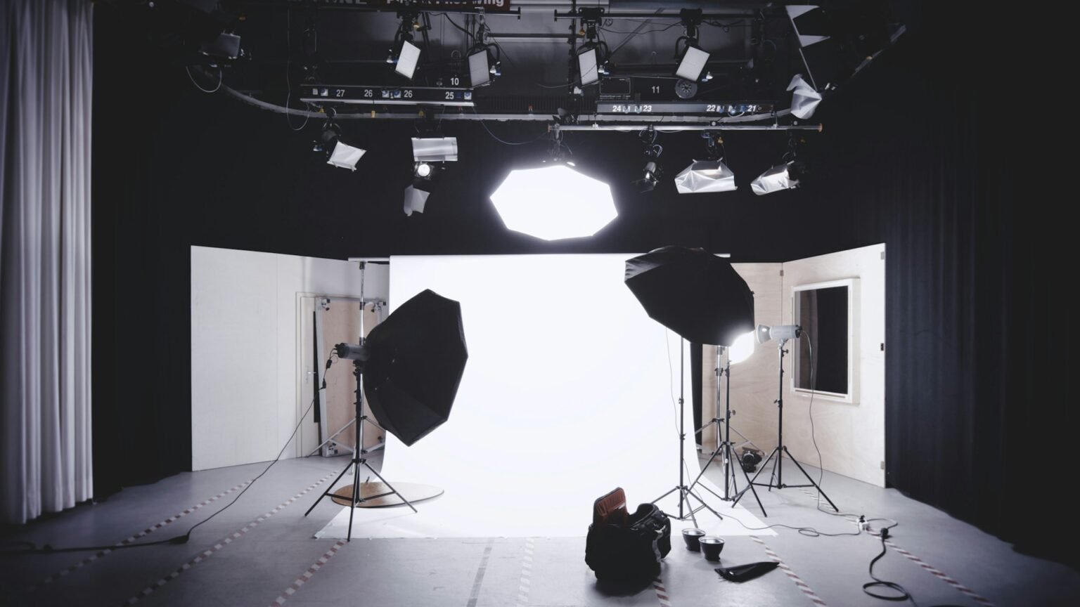 Studio photo préparé pour une première séance photo nu artistique avec éclairages professionnels
