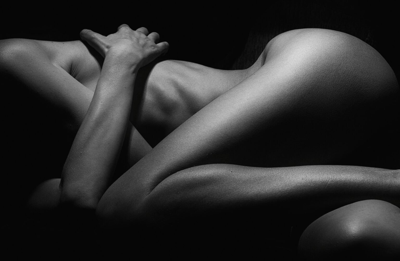 Première séance photo nu artistique avec silhouette allongée en noir et blanc