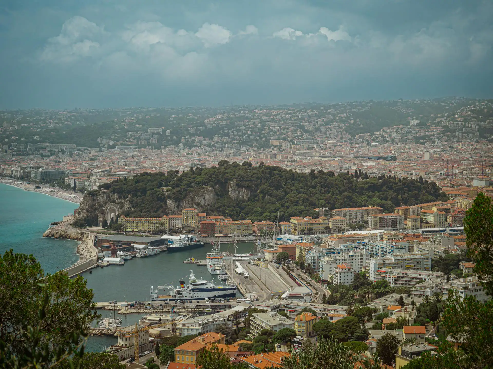 Vue panoramique depuis le Mont Boron à Nice, un lieu photo naturel avec vue sur la mer et le port