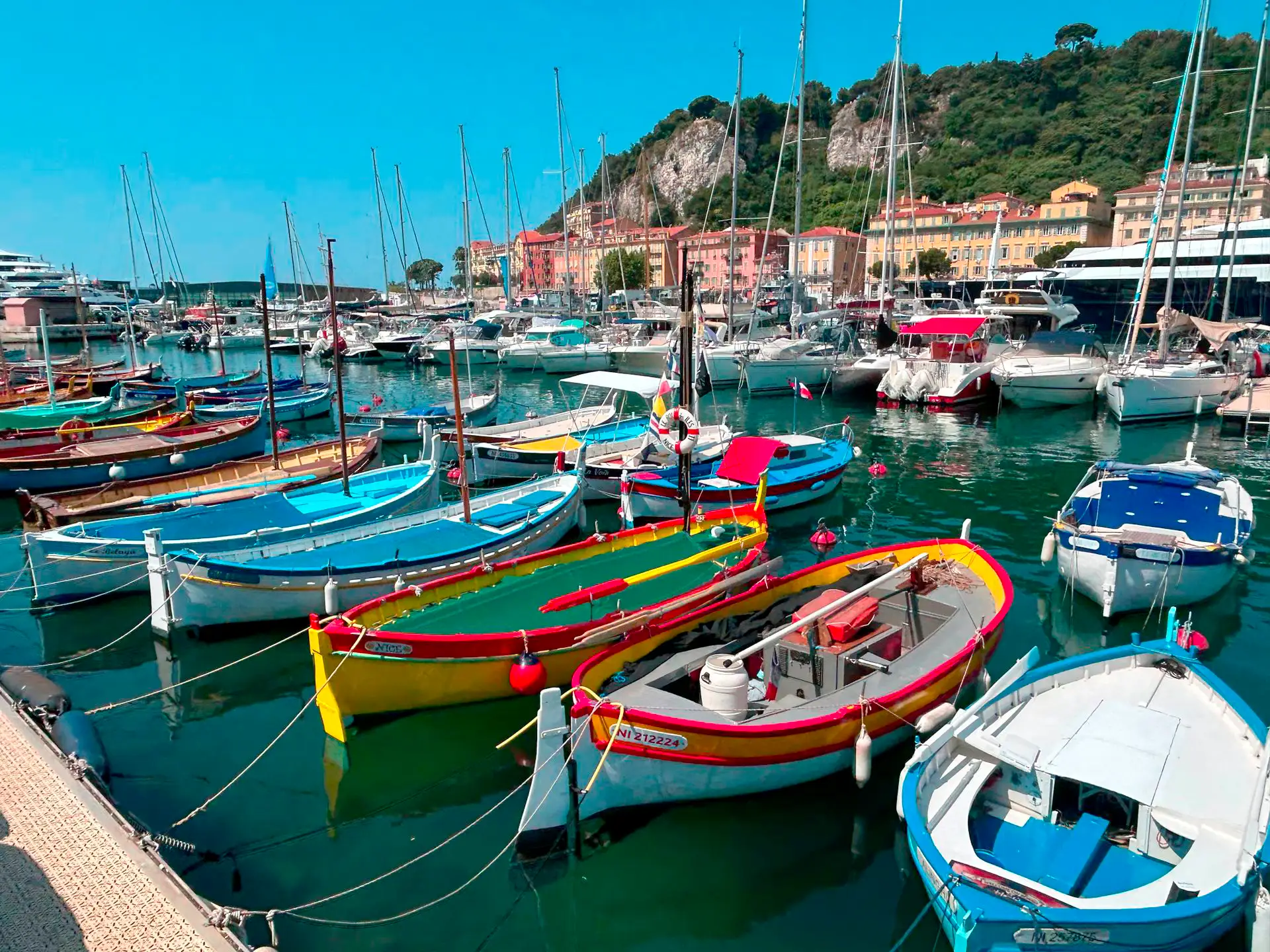 Port Lympia à Nice avec bateaux colorés, un lieu idéal pour un shooting extérieur