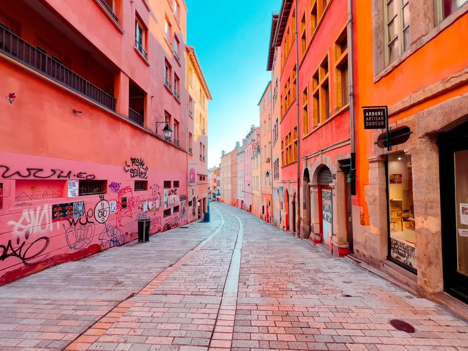 Ruelle colorée du Vieux-Nice, un lieu photo idéal pour des images authentiques à Nice